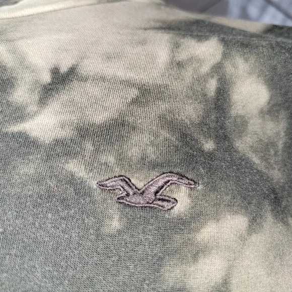 Hollister Black and Gray Curved Hem Tee - Picture 4 of 6